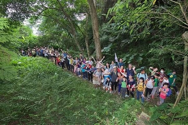 賞螢季節，滿山都是遊客。圖／記者曾慎昭翻攝
