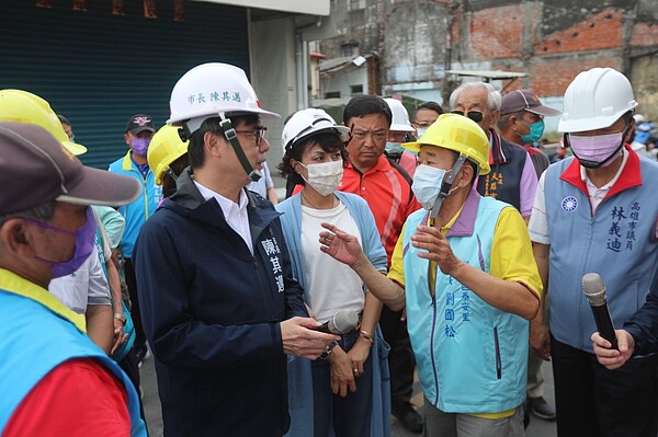 陳其邁視察美濃湖排水瓶頸段橋梁改善工程。圖／高雄市政府提供