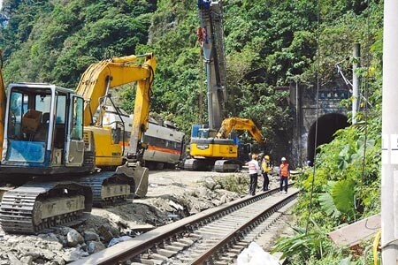 太魯閣號事故導因工程車翻落軌道致使重大傷亡，運安會昨公布初步調查結果，認為包商當時在工地進行施工，工程車是翻落而非滑落軌道。圖／中時資料照