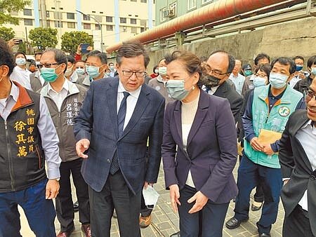 台中市長盧秀燕批中火深夜惡意重啟三號機,昨出席桃園大園潔淨老街溪活動的經濟部長王美花(右)回應「那本來就是合法的」。(姜霏攝)