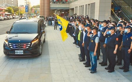 太魯閣號司機員袁淳修，6日移靈台中，台鐵員工、鐵路警察敬禮致意。（黃國峰攝）