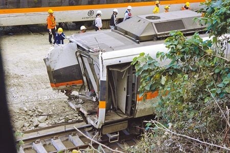 台鐵工班人員連日從隧道內拖出太魯閣號列車車廂，最後第8節車廂已支離破碎成為「廢鐵」，午夜前已順利拖出隧道。圖／中時資料照