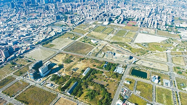 台中市政府7日將推出配餘地標售案,共有水湳經貿、高鐵烏日及太平宗教專用區共22筆土地標售,將為公庫帶來大筆可觀收入。圖/台中市政府提供