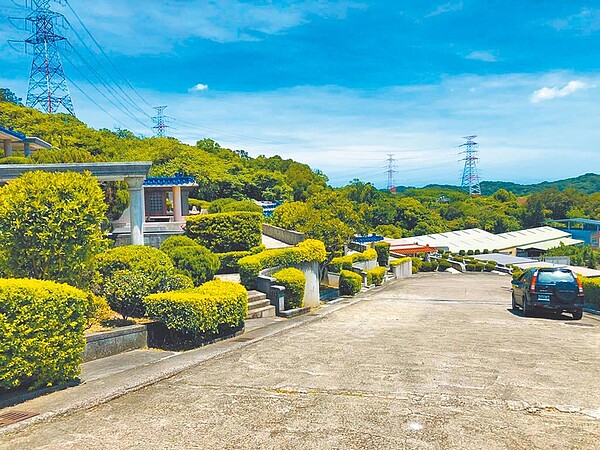 法務部行政執行署新北分署6日拍賣坐落在新北市林口區「頂福陵園」內的「家族式豪華陰宅」,占地約20坪,第1次拍賣底價1800萬元,無人投標。圖/新北分署提供