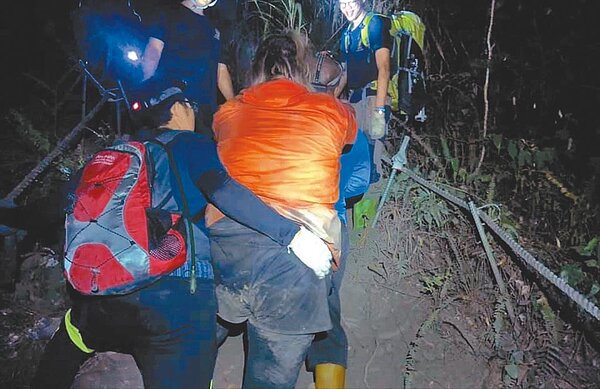 原以為是70公斤的男子,結果是120公斤胖男,讓搜救人員大為傻眼 。(民眾提供/莊哲權台東傳真)