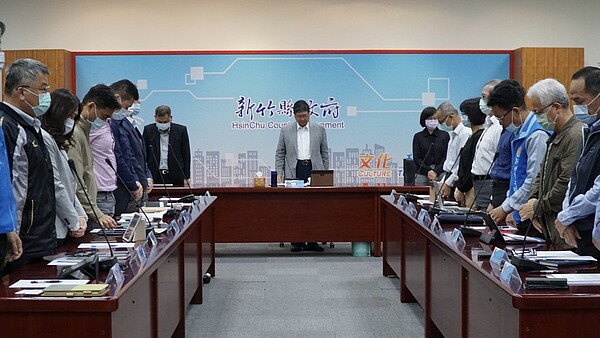 新竹縣長楊文科6日主持縣府主管會報前,率領主管為台鐵太魯閣號罹難者默哀1分鐘。圖/新竹縣政府提供