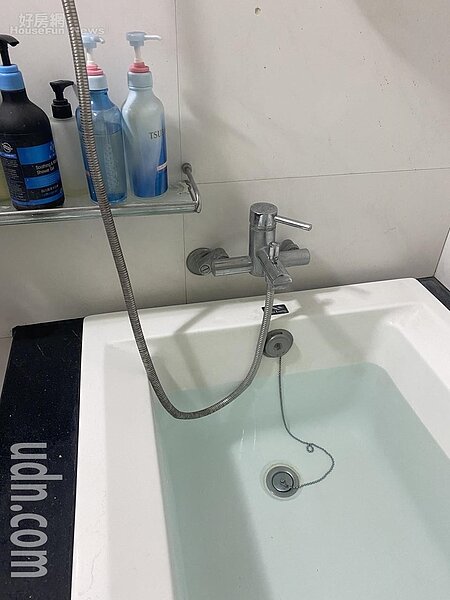 不少大樓住戶在昨晚8時前就利用浴缸等儲好水備戰,以利社區水塔在今天凌晨0時前進水。記者趙容萱/攝影