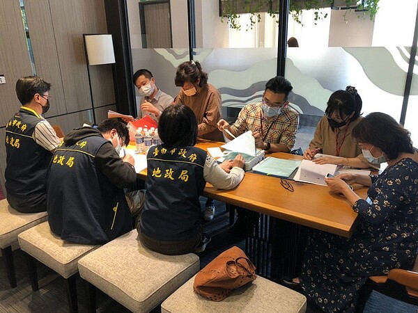 台南市政府與國稅局等單位人員日前到建案稽查。圖/台南市政府提供
