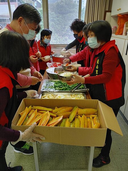 銀髮共餐，凝聚向心力。圖／記者夏維鴻攝影