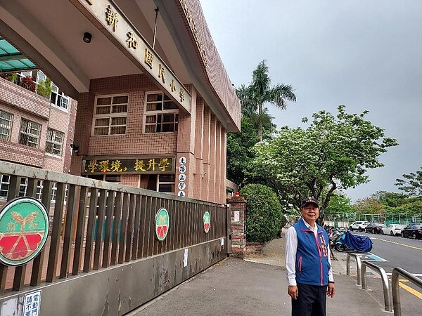 校門前種植白流蘇，是林木山捐贈給新和國小的禮物！圖／記者吳素蘭攝影