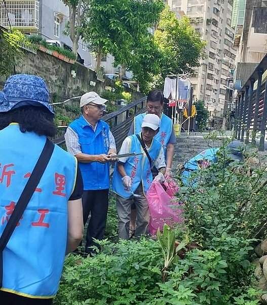 在完成志業的故鄉，黃頌之帶隊美化家園。圖／記者曾慎昭攝影