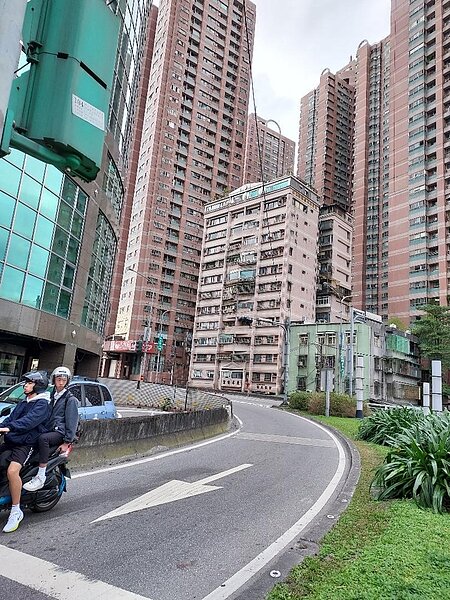 天闊社區由眷村改建，為新店最高建築，雄偉又氣派。圖／記者曾慎昭攝影