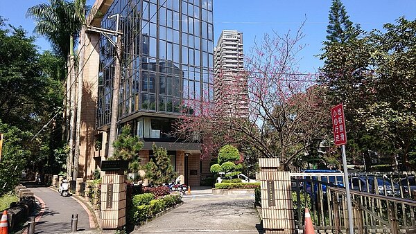 新店捷運總站邊的現代大樓，點亮新生里的時尚氛圍。圖／記者曾慎昭攝影