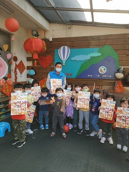 元宵節時，俞賢明發燈籠給社區孩童。（圖／俞賢明提供）