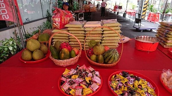 俞賢明會在中元節時，封街舉辦中元普渡。（圖／俞賢明提供）