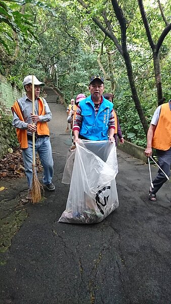 俞賢明每日都會固定巡視里內，有時也會與里上志工一同清掃環境。（圖／俞賢明提供）