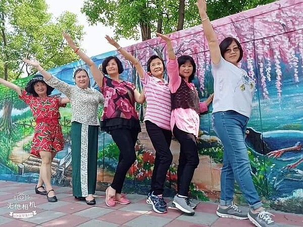 萌度爆表的彩繪牆,熟女組團來打卡。圖/記者姜靜枝攝影