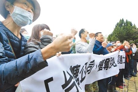 台東縣鹿野鄉瑞豐村民7日拉白布條，要求台糖還地於民。（莊哲權攝）