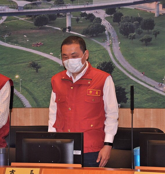 侯友宜在市政會議上為太魯閣號傷亡者默哀。記者張哲郢/攝影