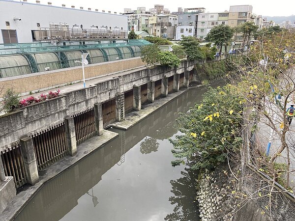 新莊潭底溝伴隨附近汙水及底泥淤積,是新北水質汙染的嚴重區域,水利局明年起將投入5億元整治。圖/新北水利局提供