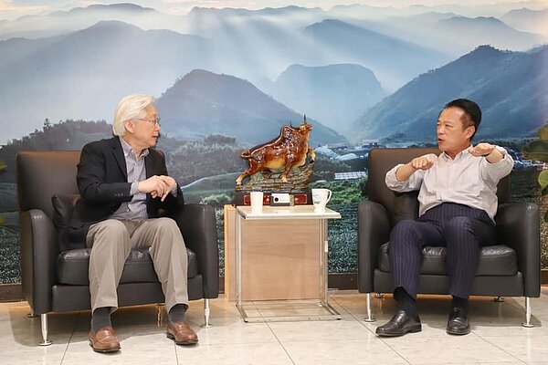 行政院長蘇貞昌拍板定案的嘉義縣科學園區,啟動園區用地及產業類別等評估作業,前天下午主導科園區的科技部長吳政忠(左)拜會縣長翁章梁(右),就擬引進產業類別交換意見。圖/取自翁章梁臉書