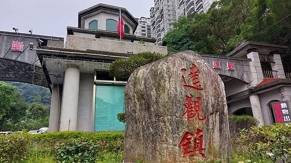 黑漆漆的磁磚變白,大門牌樓煥然一新。圖/記者吳佩蘭攝影
