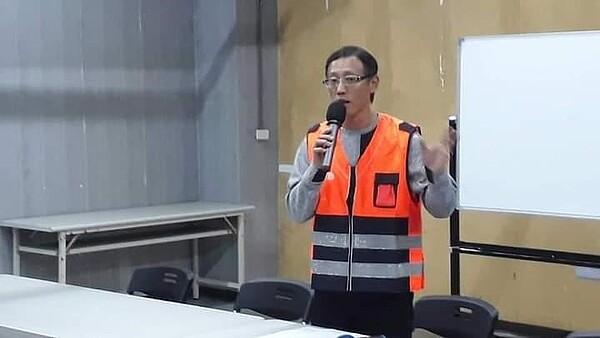 認真的金威里長帶領巡守隊守護家園。圖/記者吳佩蘭攝影