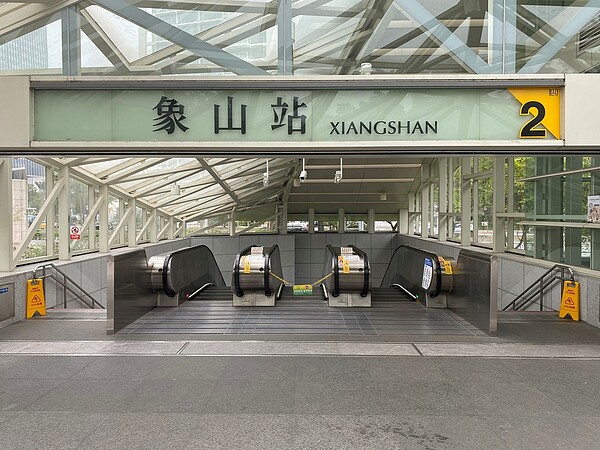 象山捷運站2號出口 (攝自李寶兒)