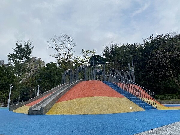 公園內有供兒童玩樂的設施(攝自李寶兒)