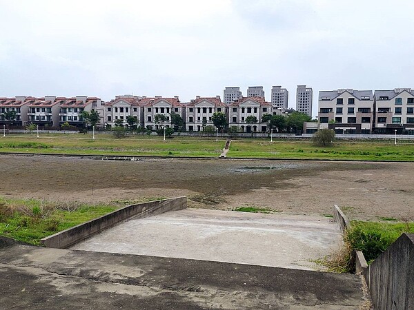 旱象嚴峻,南科LM區滯洪池乾涸,建商標榜「湖畔第一排」美景變調。 記者謝進盛/攝影