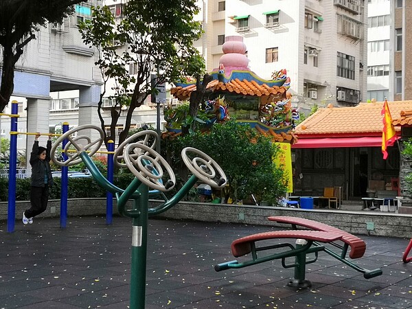 美仁公園旁邊有個福安宮廟宇。 圖/攝自吳佳燕