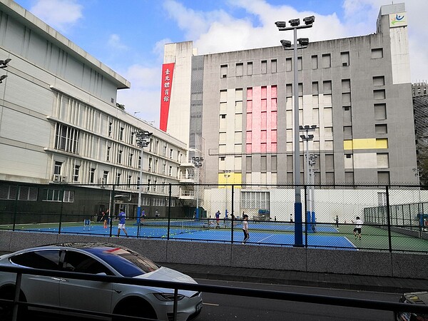 台北小巨蛋捷運站周圍多為運動中心和體育館。 圖/攝自吳佳燕