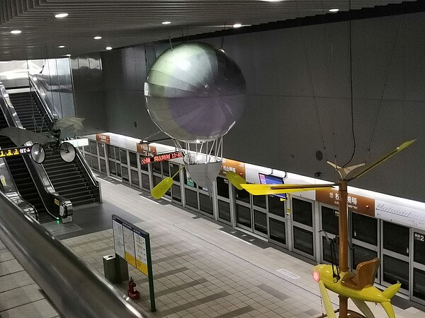 松山機場捷運內裝置藝術與飛翔的主題相關 圖／攝自吳佳燕