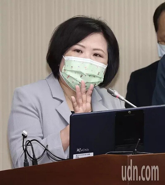 勞動部長許銘春說,疫苗接種是防疫一環,因此須遵照指揮中心的研議結果。聯合報系資料照