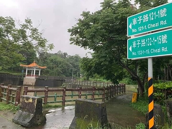 涼亭可環顧荷花池畔風光。圖/記者張建雄攝影