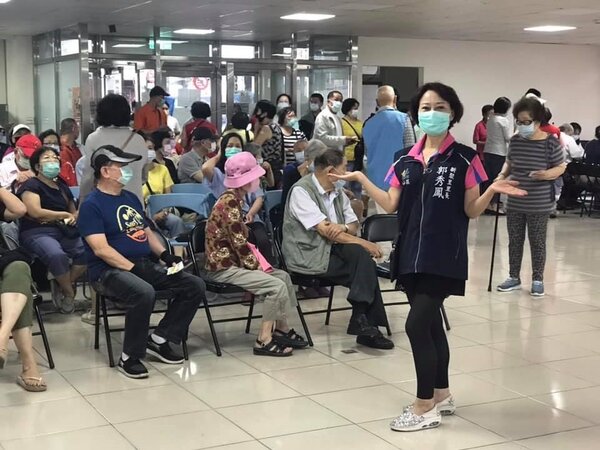 與台安醫院的醫護團隊及松山健康中心的服務人員，到新聚里施打流感疫苗，整個埸地快擠滿里民。圖／里長提供