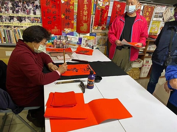里辦公處邀來謝老師,親自揮毫送春聯給里民,大家非常開心。圖/里長提供
