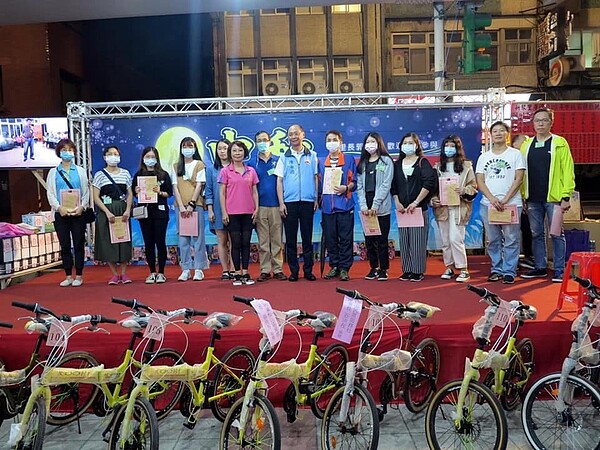 中秋晚會,有美食及摸彩活動,里民非常踴躍,幾乎擠爆會場。圖/里長提供