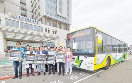 亞大醫到烏日林新醫再到高鐵，全新電動公車路線將成行，中市議員陳世凱（左3）、林德宇（左1），8日說明營運路線。圖／黃國峰攝