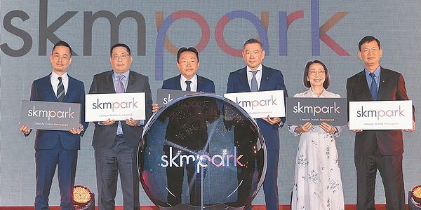 新光三越集團8日宣佈跨足outlets，攜手國際顧問公司於高雄草衙道打造「SKM Park」首號店，預計2022年農曆年底前營運，SKM Park總經理毛顯國（左起）、副董事長吳昕昌、新光三越董事長村上英之、新光三越副董事長吳昕陽等一同出席發表會。圖／王德為