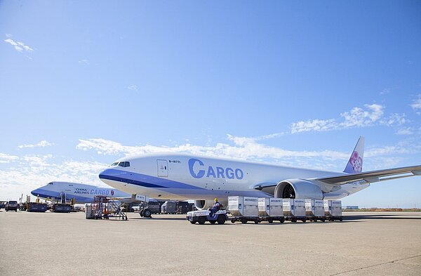 歐美貨櫃海運塞港無解,貨運急單大舉「由海轉空」,推升台北-歐洲線空運價格大漲。圖為華航貨機。圖/聯合報資料照