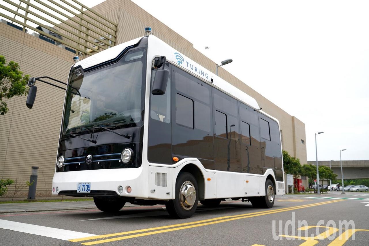 桃園市政府積極推動自駕電動巴士上路，率先在桃園虎頭山創新基地封閉場域。圖／聯合資料照