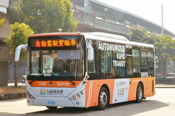 南市自駕公車上月完成南科、沙崙2條路線載客試乘，預計10月上路。圖／台南市交通局提供
