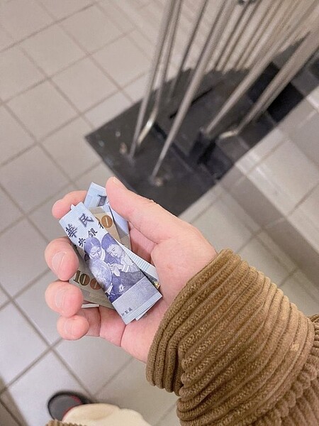 有網友分享自己被隔壁鄰居塞錢,有趣互動引起關注。圖/翻攝自Dcard