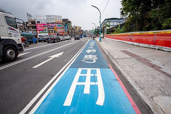桃園萬壽路增設多項標線及道路規劃,保障民眾行的安全。圖為機車左轉專用道。圖/桃園市政府提供