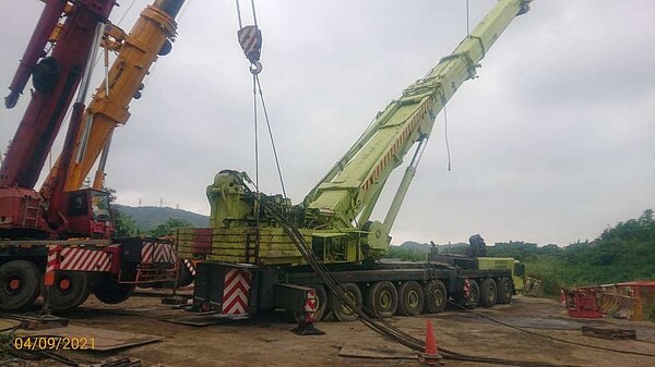 事發後已將吊車扶正。圖/新北市政府提供