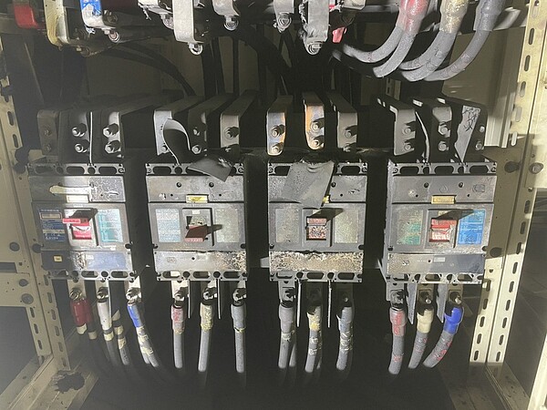 台南市安南區工業二路一科技公司工廠,9日下午突然傳出電箱爆炸,水電公司員工遭火點灼傷。記者邵心杰/翻攝