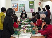 拉近里民的距離　秀湖里舉辦插花課程