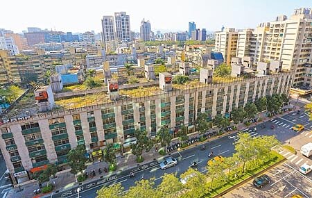 「Diamond Towers」前身為5層樓建築的正義國宅。(本報資料照片)