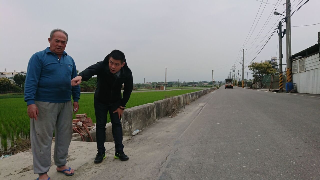 溪湖鎮農會前理事長楊慶盛(左)、大竹里長何炳樺,都認為應管制大型車輛進出湖南路。記者簡慧珍/攝影